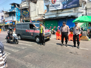 Polsek Semampir Patroli Harkamtibmas di Pintu Masuk Makam Religi Sunan Ampel, Antisipasi 3C