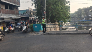 Polsek Kenjeran Pantau Arus Lalu Lintas di Jembatan Pogot, Pastikan Tetap Lancar