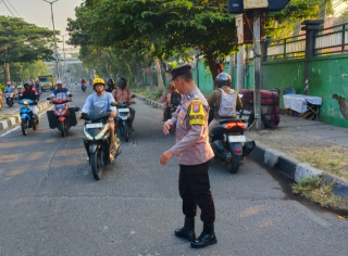 Bhabinkamtibmas Takal Kedinding Gelar Pos Awal di Pertigaan Jalan Nambangan
