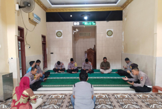 Polsek Kenjeran Gelar Binrohtal Kamis di Masjid Baitul Musttaqim, Tingkatkan Keimanan Anggota