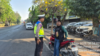 Satlantas Polres Pelabuhan Tanjung Perak Rutin Sosialisasikan Tertib Berlalu Lintas kepada Masyarakat