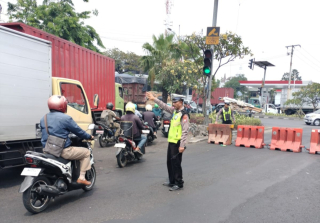 Polsek Krembangan Laksanakan Pengalihan Arus di Simpang Tiga Mbah Ratu