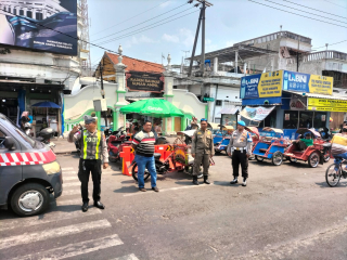 Polsek Semampir Patroli Harkamtibmas di Pintu Masuk Makam Religi Sunan Ampel, Antisipasi 3C