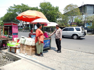 Polsek Krembangan Patroli di Jl. Demak, Sampaikan Imbauan Kamtibmas kepada Pedagang Bunga Mbah Ratu