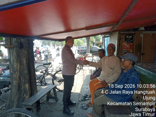 Bhabinkamtibmas Kelurahan Ujung Sambang Warga di Jl. Hangtuah, Imbau Waspada Curanmor