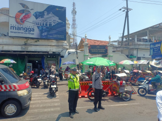 Polsek Semampir Patroli Kamtibmas di Pintu Masuk Wisata Religi Sunan Ampel, Antisipasi Parkir Liar dan 3C