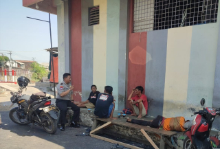 Bhabinkamtibmas Dupak Polsek Krembangan Sambang Warga di Babadan Rukun, Sampaikan Pesan Kamtibmas