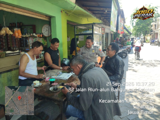 Bhabinkamtibmas Dupak Polsek Krembangan Sambang Warga, Sampaikan Pesan Kamtibmas dan Kerukunan