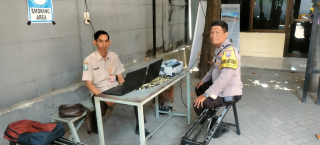 Bhabinkamtibmas Bulak Sambang dan Koordinasi dengan Petugas Pajak Kendaraan Bermotor Keliling