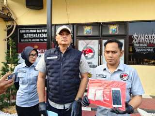 Satresnarkoba Polres Pelabuhan Tanjung Perak Amankan Kurir Bawa 100,72 Gram Sabu.