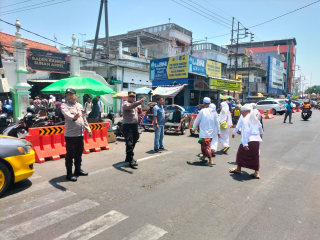 Polsek Semampir Patroli Makam Religi Sunan Ampel, Imbau Peziarah Waspada 3C