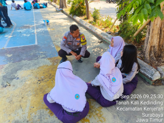 Bhabinkamtibmas Tanah Kedinding Beri Penyuluhan kepada Siswi SMAN 19, Sampaikan Pesan Kamtibmas