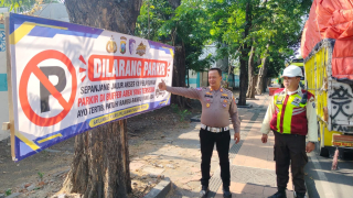 Tingkatkan Kamseltibcarlantas, Polres Pelabuhan Tanjung Perak Pasang Banner Larangan Parkir di Jalan Perak Barat