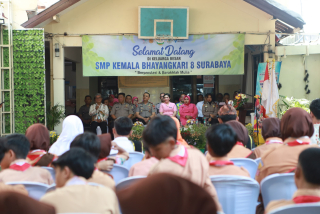 Perkuat Karakter Siswa dan Cegah Bullying, Kapolres Pelabuhan Tanjung Perak Sambangi SMP Kemala Bhayangkari 8
