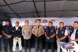 Polda Jatim dan Tim Gabungan Lakukan Penindakan dan Penegakan Hukum Narkoba di Jalan Kunti Surabaya