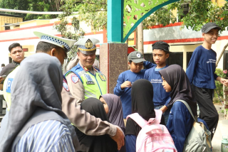 Polres Tanjung Perak Tanamkan Disiplin dan Tertib Lalu Lintas kepada Siswa SD