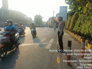 Polsek Semampir Atur Arus Lalu Lintas di TL Karang Tembok, Cegah Kendaraan Lawan Arah