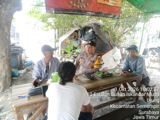 Bhabinkamtibmas Ujung Sambang Warkop di Jalan Sultan Iskandar Muda, Sampaikan Pesan Kamtibmas