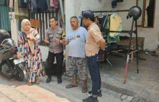 Bhabinkamtibmas Asemrowo Sambang Warga Tambak Pring, Ingatkan Waspada Curanmor