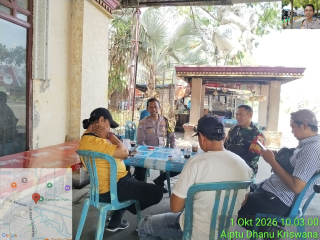 Bhabinkamtibmas Polsek Kenjeran dan Babinsa Cangkrukan Bersama Warga Larangan, Sampaikan Pesan Kamtibmas