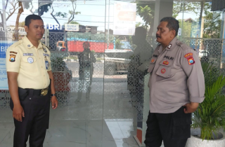 Polsek Krembangan Patroli dan Sambang Security Bank BRI Jalan Demak, Tingkatkan Pengawasan Kamtibmas