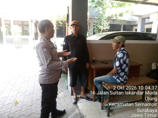 Bhabinkamtibmas Ujung Sambang Warga di Jalan Sultan Iskandar Muda, Sampaikan Pesan Kamtibmas