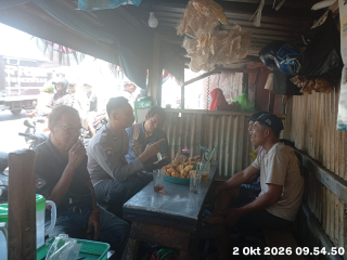Bhabinkamtibmas Nyamplungan Sambang Warkop Jalan Panggung, Sampaikan Pesan Kamtibmas