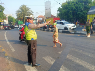 Polsek Semampir Pos Awal di TL Karang Tembok, Cegah Kendaraan Lawan Arah