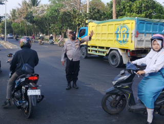 Polsek Kenjeran Gelar Pos Awal di Jembatan Pogot, Bantu Kelancaran Arus Warga
