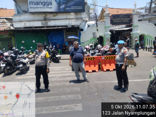 Polsek Semampir Patroli Gapura Timur Sunan Ampel, Imbau Peziarah Waspadai Barang Bawaan