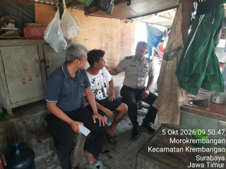 Bhabinkamtibmas Morokrembangan Bersama Intelkam Dampingi Pendataan Perlindungan Sosial Warga