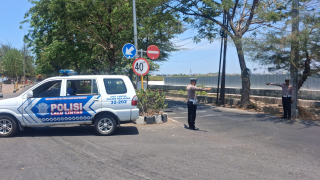 Polsek Kenjeran Lakukan Pengaturan Arus Lalu Lintas Saat Pembenahan Pompa Air Pantai Batu-Batu
