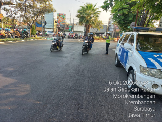Polsek Krembangan Atur Arus Lalu Lintas Pagi di Simpang Tiga Mbah Ratu