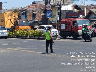 Polsek Krembangan Atur Arus Lalu Lintas di TL Mbah Ratu, Antisipasi Kepadatan Arah Kalianak
