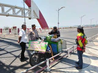 Patroli Lantas Polsek Kenjeran Imbau Warga Amankan Kendaraan di Jembatan Suroboyo