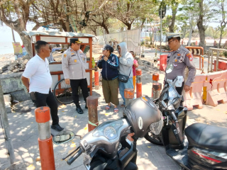 Kapolsek Kenjeran Sampaikan Imbauan Kamtibmas di Pantai Batu-Batu, Ingatkan Keamanan Kendaraan