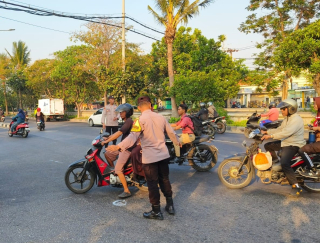 Polsek Kenjeran Laksanakan Pengaturan Pagi di Jalan Nambangan, Antisipasi Kemacetan dan 3C