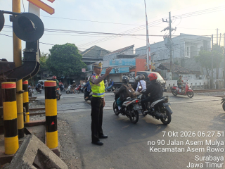 Polsek Asemrowo Berikan Pelayanan Pagi di Perlintasan KA Tambak Mayor