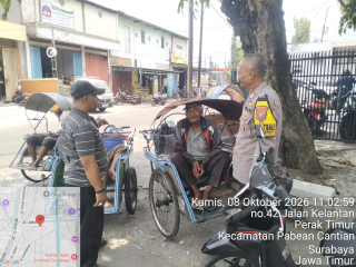 Bhabinkamtibmas Tanjung Perak Sambang Warga, Sampaikan Imbauan Kamtibmas di Jalan Kelantan