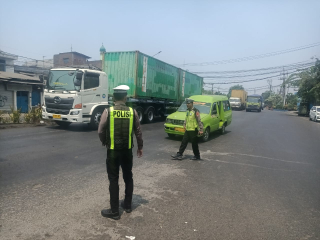 Polsek Krembangan Atur dan Alihkan Arus Kendaraan ke Jalan Demak, Lalu Lintas Lancar