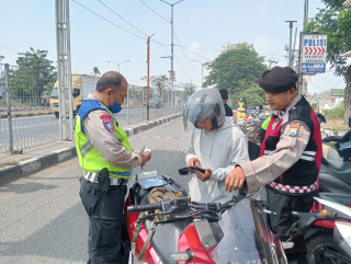 Polres Tanjung Perak Bersama Polsek Kenjeran dan Satpol PP Periksa Kendaraan di Pos Suramadu, Tujuh Pengendara Ditegur
