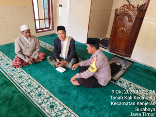 Bhabinkamtibmas Tanah Kali Kedinding Sholat Jumat di Masjid Baitul Mustaqim, Jaga Kedekatan dengan Masyarakat