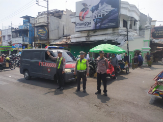 Polsek Semampir Patroli di Pintu Masuk Makam Sunan Ampel, Antisipasi Copet dan 3C