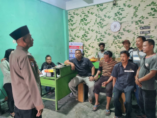 Kasat Binmas Polres Tanjung Perak Cangkrukan Bersama Masyarakat, Sampaikan Pesan Kamtibmas dan Tertib Parkir Truk
