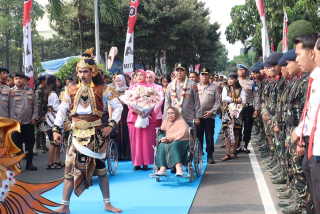 Disambut Pedang Pora dan Atraksi Budaya, Irjen Pol Dekananto Eko Purwono Resmi Pimpin Polda Jatim