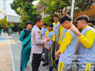 Bhabinkamtibmas Tanah Kali Kedinding Beri Binluh kepada Pelajar SMPN 15 Surabaya
