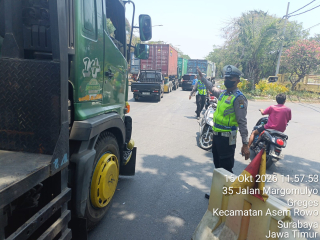 Polsek Asemrowo Bersama Piket Fungsi Lalu Lintas Atur Arus Kendaraan di Jalan Margomulyo