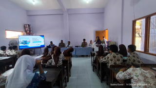 Polres Pelabuhan Tanjung Perak Gelar Sosialisasi Keselamatan Lalu Lintas di SMP Bhayangkari 6 Surabaya