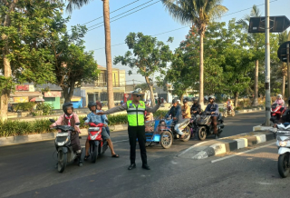 Polsek Kenjeran Laksanakan Patroli dan Pengaturan Lalu Lintas Pagi di Pertigaan Nambangan