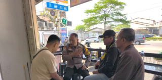 Bhabinkamtibmas Genting Kalianak Tindak Lanjuti Laporan Anak Punk yang Diduga Memaksa Pengunjung Indomaret